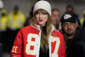 Taylor Swift Bundles Up in '87' Puffer Coat to Cheer Travis Kelce at Frigid Chiefs-Dolphins Game: See Her Chic Outfit!