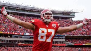 OMG!! WATCH: Travis Kelce’s 12-yard TD run is applauded by fans and Taylor Swift who is seen standing and blowing hot kisses to her lover…