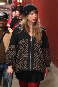 Taylor Swift keeps it casual with a depressed face as she arrives to support Travis Kelce at Chiefs-Bills game with her whole family. COULD THIS REALLY BE THE REASON 🤔 👇