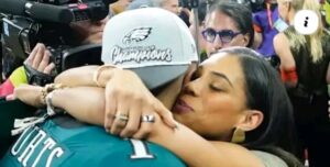 “THIS IS SO EMOTIONAL!” –WATCH Eagles’ Jalen Hurts Proposes to Girlfriend Bry Burrows with a $6 Million Engagement Ring After Super Bowl Win. Burrows, visibly overwhelmed with emotion…see more