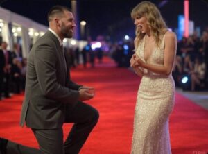 OMG!! “WATCH THE BEAUTIFUL MOMENT” Taylor Swift Says ‘Yes, I Do’ as Travis Kelce Proposes with a $6 Million Engagement Ring at the iHeartRadio Music Awards…VIDEO👇👇