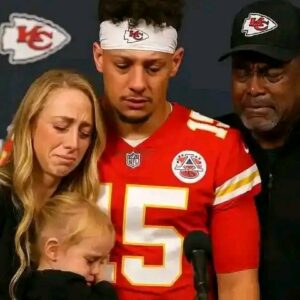 😢 Patrick Mahomes’ Devastating Family Announcement Silences Arrowhead — A Day Kansas City Will Never Forget In a moment no one saw coming, the face of the Kansas City Chiefs, Patrick Mahomes, stood alongside his family to share a heartbreaking announcement that sent shockwaves through the NFL community. Players, coaches, and fans alike were left speechless, many overcome with emotion as the reality of the news began to sink in. What could possibly shake the Chiefs Kingdom so deeply? This emotional bombshell has left millions searching for answers — and the football world may never be the same again…" See full article 👇 👇