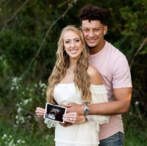 “BABY NO. 4 On The Way”: Chiefs Quarterback Patrick Mahomes and Wife Brittany Have Announced They’re Expecting Their Fourth Child — In a Caption, The Lovely Couple REVEALED The Name and Gender Of The Baby…See More⤵️⤵️