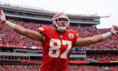 OMG!! WATCH: Travis Kelce’s 12-yard TD run is applauded by fans and Taylor Swift who is seen standing and blowing hot kisses to her lover…