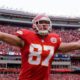 OMG!! WATCH: Travis Kelce’s 12-yard TD run is applauded by fans and Taylor Swift who is seen standing and blowing hot kisses to her lover…