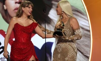 Cameras picked up what Taylor Swift said after presenting Beyonce with Best Country Album Grammy