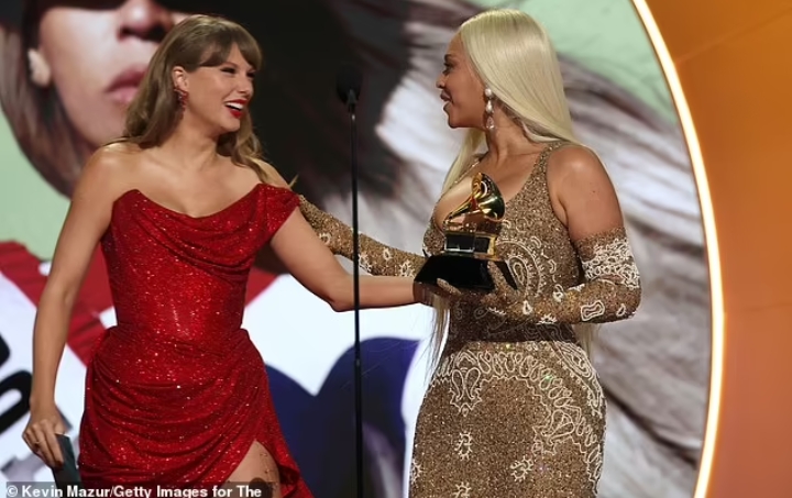 Cameras picked up what Taylor Swift said after presenting Beyonce with Best Country Album Grammy