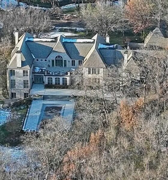 Fox News has just reported Again that Taylor Swift has urgently left her mansion, and has reportedly flown to Travis Kelce’s $6 million mansion in Kansas City. The sudden decision has sparked widespread curiosity and concern among fans. According to reports, the Urgent call prompted her immediate departure. Upon her arrival at Kelce’s mansion to ‘confirm the news’, a moving truck was seen leaving the property, adding to the speculation about the nature of the situation.The reason behind Swift’s urgent visit and the presence of the moving truck… Details 👇👇