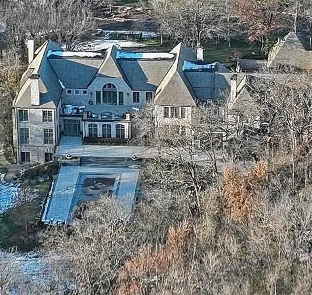 Fox News has just reported Again that Taylor Swift has urgently left her mansion, and has reportedly flown to Travis Kelce’s $6 million mansion in Kansas City. The sudden decision has sparked widespread curiosity and concern among fans. According to reports, the Urgent call prompted her immediate departure. Upon her arrival at Kelce’s mansion to ‘confirm the news’, a moving truck was seen leaving the property, adding to the speculation about the nature of the situation.The reason behind Swift’s urgent visit and the presence of the moving truck… Details 👇👇