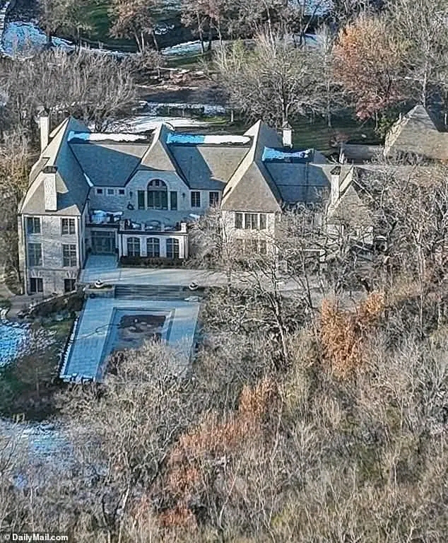 Fox News has just reported Again that Taylor Swift has urgently left her mansion, and has reportedly flown to Travis Kelce’s $6 million mansion in Kansas City. The sudden decision has sparked widespread curiosity and concern among fans. According to reports, the Urgent call prompted her immediate departure. Upon her arrival at Kelce’s mansion to ‘confirm the news’, a moving truck was seen leaving the property, adding to the speculation about the nature of the situation.The reason behind Swift’s urgent visit and the presence of the moving truck… Details 👇👇