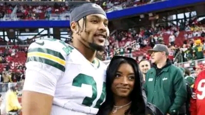 Simone Biles shows love for Jonathan Owens with custom jeans as Bears fall to Lions in NFL Week 2… Read More