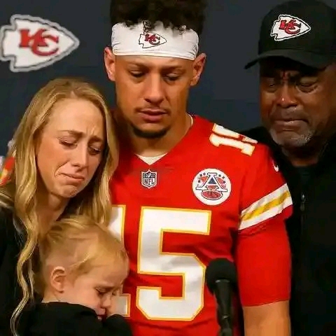 😢 Patrick Mahomes’ Devastating Family Announcement Silences Arrowhead — A Day Kansas City Will Never Forget In a moment no one saw coming, the face of the Kansas City Chiefs, Patrick Mahomes, stood alongside his family to share a heartbreaking announcement that sent shockwaves through the NFL community. Players, coaches, and fans alike were left speechless, many overcome with emotion as the reality of the news began to sink in. What could possibly shake the Chiefs Kingdom so deeply? This emotional bombshell has left millions searching for answers — and the football world may never be the same again…" See full article 👇 👇