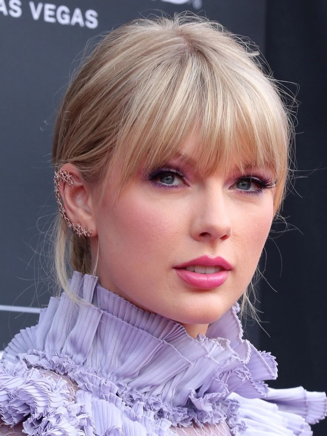 Taylor Swift is Iiving proof that marketing beats talent. She’s one of the most famous people in the world , one of the most streamed artists, the holder of countless awards, with sold-out concerts across the globe, and always at the center of every conversation And ....... Full Details Below ⤵️⤵️⤵️.